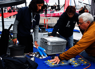 Ifremer installe les thermosalinographes à bord de l'IMOCA d'Antoine Cornic